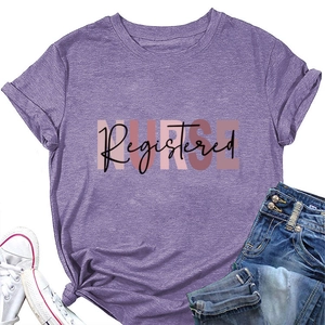 Dettaglio della t-shirt viola mélange con stampa Registered NURSE e nodo laterale