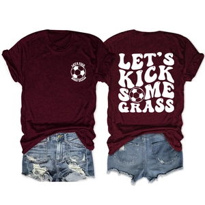 Dettagli fronte e retro della t-shirt da calcio bordeaux con scritta Let's Kick Some Grass