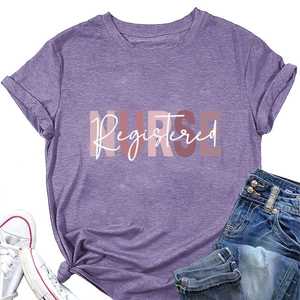 Piatto di t-shirt viola Registered Nurse abbinata a jeans in denim e sneakers bianche
