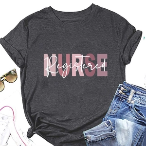 Dettaglio di una maglietta grigia Registered Nurse con pantaloncini di jeans e occhiali