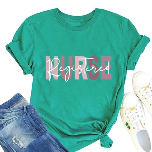 T-shirt da infermiera turchese stesa con jeans strappati e scarpe da ginnastica bianche