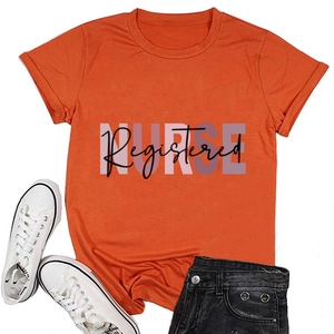 T-shirt arancione a girocollo con stampa viola Registered Nurse disposta in piano su fondo