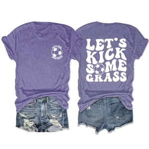Dettaglio della maglietta Let's Kick Some Grass con grafica calcio e pantaloncini
