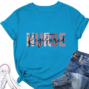 Flat lay di una t-shirt blu Registered Nurse abbinata a jeans e scarpe di tela bianche