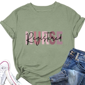 T-shirt da infermiera verde chiaro in stile flat lay con jeans e scarpe bianche