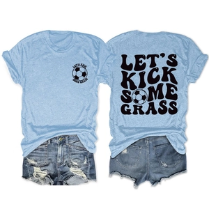 Vista dettagliata fronte e retro della t-shirt celeste con slogan Let's Kick Some Grass