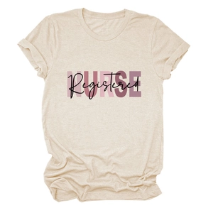 Dettaglio della stampa Registered Nurse su t-shirt beige in cotone a maniche corte