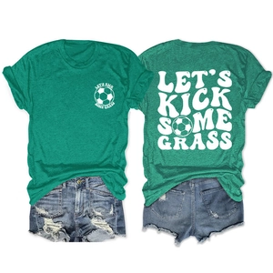 Vista fronte e retro della maglietta verde con stampa calcio Let's Kick Some Grass
