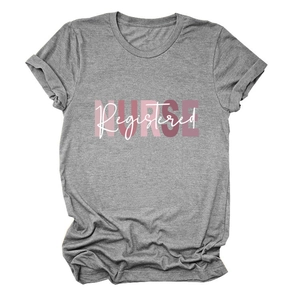 Dettaglio della stampa Registered NURSE su t-shirt grigia in cotone con maniche risvoltate