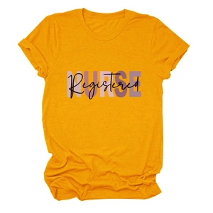 Dettaglio della t-shirt in cotone giallo con stampa Nurse Registered viola e nera
