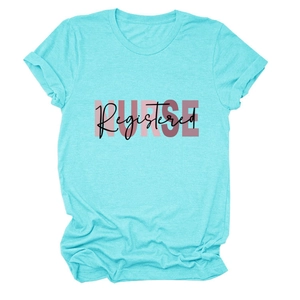 Dettaglio della stampa Registered Nurse su t-shirt in cotone azzurro con scollo rotondo