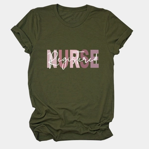 Dettaglio della stampa Registered Nurse su una morbida t-shirt in cotone verde oliva