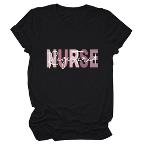 Dettaglio della stampa Registered Nurse rosa e bianca su una t-shirt in cotone nero