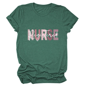Dettaglio della stampa Registered Nurse su t-shirt in cotone melange verde scuro