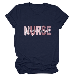 Dettaglio della maglietta blu navy con stampa Registered Nurse in rosa e bianco