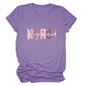 Dettaglio della t-shirt in cotone viola melange con stampa Registered NURSE e girocollo
