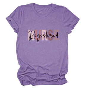 Dettaglio della t-shirt viola Registered NURSE con trama in cotone e stampa grafica