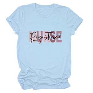 Dettaglio ravvicinato della stampa Registered NURSE su t-shirt in cotone azzurro