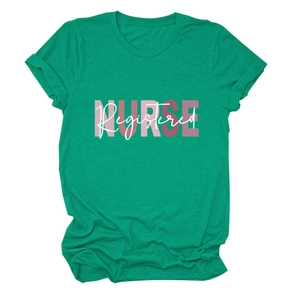 Dettaglio della t-shirt verde con stampa NURSE Registered per professionisti infermieri