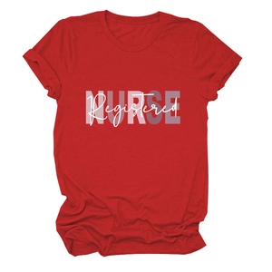 Dettaglio della t-shirt rossa in cotone Registered Nurse con design tipografico d'arte