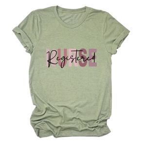 Dettaglio della stampa grafica Registered Nurse su t-shirt in cotone verde melange