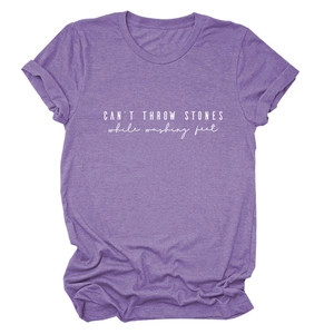Close-up van lila katoenen T-shirt met opgerolde mouwen en witte grafische tekstprint