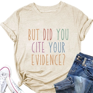 Khaki T-shirt met kleurrijke tekst BUT DID YOU CITE YOUR EVIDENCE en blauwe denim shorts