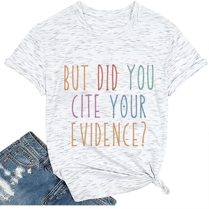 Detail van een wit gemêleerd t-shirt met een knoop aan de voorkant en kleurrijke letters