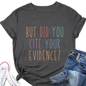 Platliggend donkergrijs T-shirt met ronde hals en tekst BUT DID YOU CITE YOUR EVIDENCE