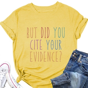 Detail van geel T-shirt met BUT DID YOU CITE YOUR EVIDENCE print en knoopversiering