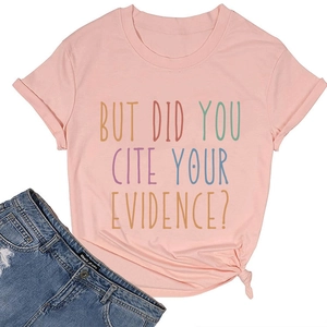 Detail van roze katoenen T-shirt met zijwaartse knoop en kleurrijke tekstprint