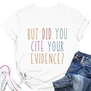 Wit katoenen T-shirt met kleurrijke tekst BUT DID YOU CITE YOUR EVIDENCE plat neergelegd