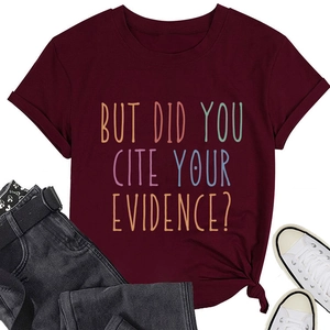 Bordeauxrood T-shirt met gekleurde tekst gestyled met zwarte jeans en sneakers