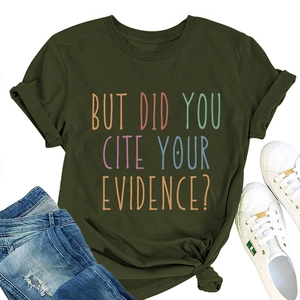Detailopname van het legergroene T-shirt met kleurrijke grafische tekst en ronde hals