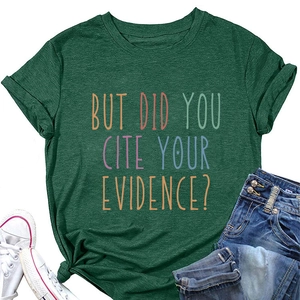 Detail van groen T-shirt met vintage meerkleurige tekstprint en omgeslagen mouwranden