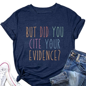 Detail van de kleurrijke tekst BUT DID YOU CITE YOUR EVIDENCE op een marineblauw t-shirt