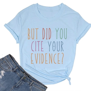 Lichtblauw T-shirt met kleurrijke tekst en denim short op een witte achtergrond