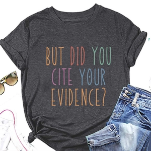 Detail van een grijs T-shirt met kleurrijke tekst 'BUT DID YOU CITE YOUR EVIDENCE?' print