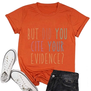 Platliggend oranje T-shirt met kleurrijke 'But Did You Cite Your Evidence' tekstprint