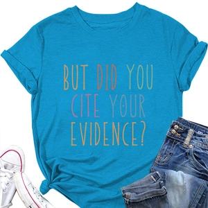 Platliggende weergave van felblauw katoenen T-shirt met kleurrijke tekst en shorts
