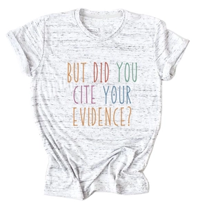 Detail van grijs t-shirt met de tekstprint BUT DID YOU CITE YOUR EVIDENCE erop