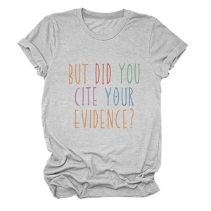 Detail van de kleurrijke 'BUT DID YOU CITE YOUR EVIDENCE?' print op grijs T-shirt