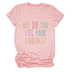Detail van de opgerolde mouwen en kleurrijke letterprint op het gemêleerde roze t-shirt