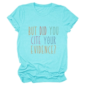 Detail van de academische tekstprint op een blauwgroen casual katoenen dames t-shirt