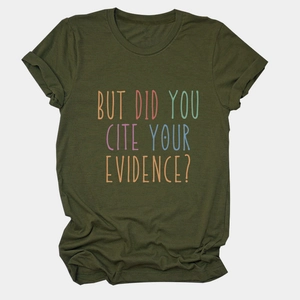 Detail van omgeslagen mouwen en kleurrijke sloganprint op een olijfgroen katoenen t-shirt