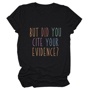 Detail van de kleurrijke tekst 'BUT DID YOU CITE YOUR EVIDENCE' op een zwart katoenen T-shirt