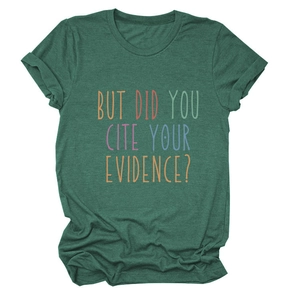 Platliggend groen t-shirt met kleurrijke BUT DID YOU CITE YOUR EVIDENCE opdruk