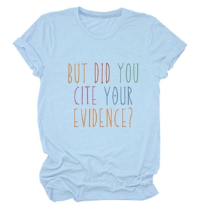 Detailopname van kleurrijke letters op lichtblauw t-shirt met academische tekstprint