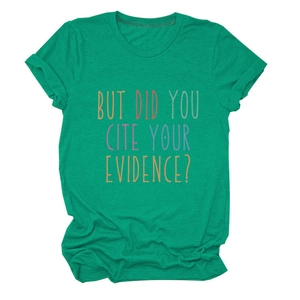 Detail van groen T-shirt met kleurrijke 'BUT DID YOU CITE YOUR EVIDENCE?' sloganprint
