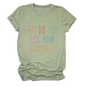 Detail van de kleurrijke sloganopdruk op het lichtgroene t-shirt met ronde halslijn